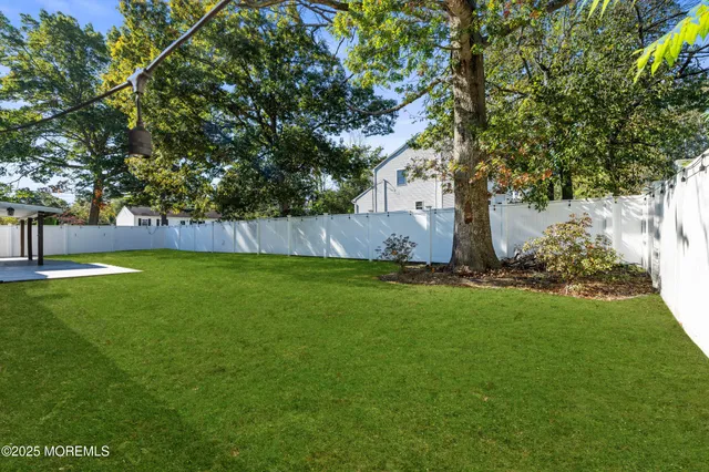 a view of a back yard