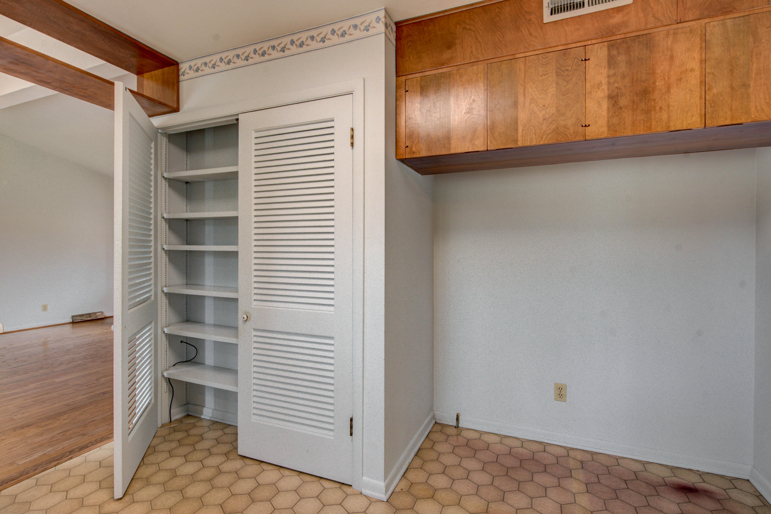 102 Burgess Lane Oak Ridge, TN 37830 - Photo 11 of 35 Kitchen pantry