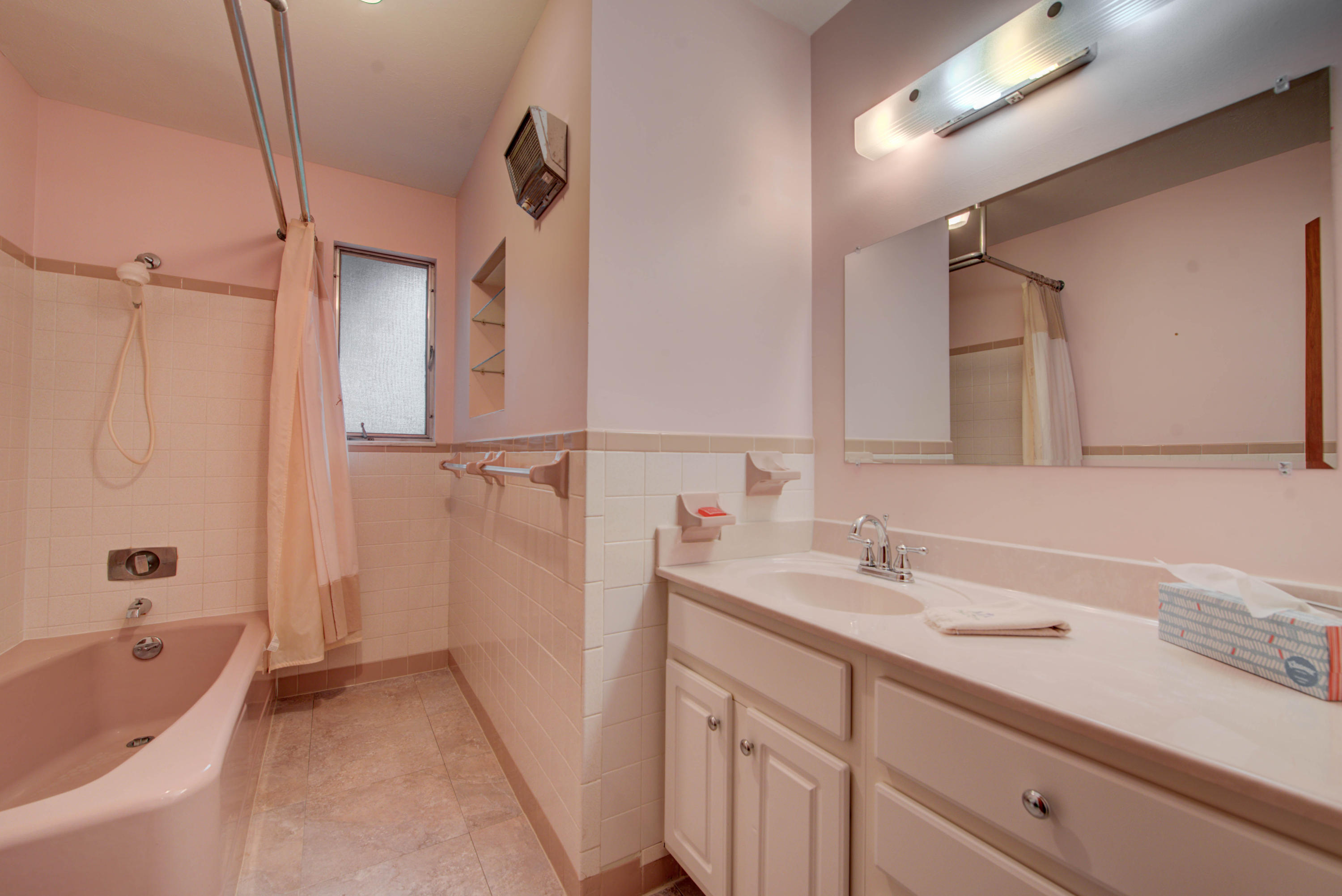 102 Burgess Lane Oak Ridge, TN 37830 - Photo 19 of 35 Main floor bath