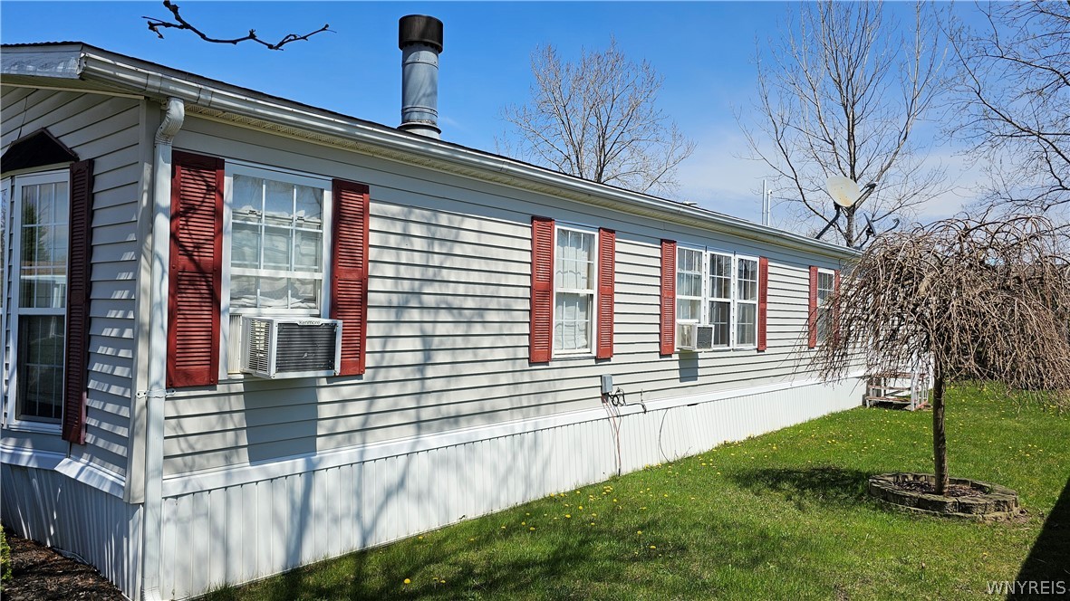 20 Calla Way Cheektowaga, NY 14043 - Photo 3 of 31 Side yard