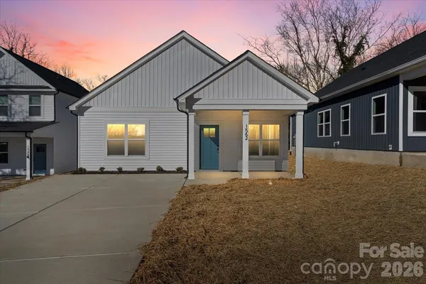 $267,500 | 1562 7th Ave Drive Southwest, Hickory, NC 28602