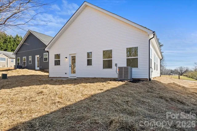 $269,500 | 1562 7th Ave Drive Southwest, Hickory, NC 28602