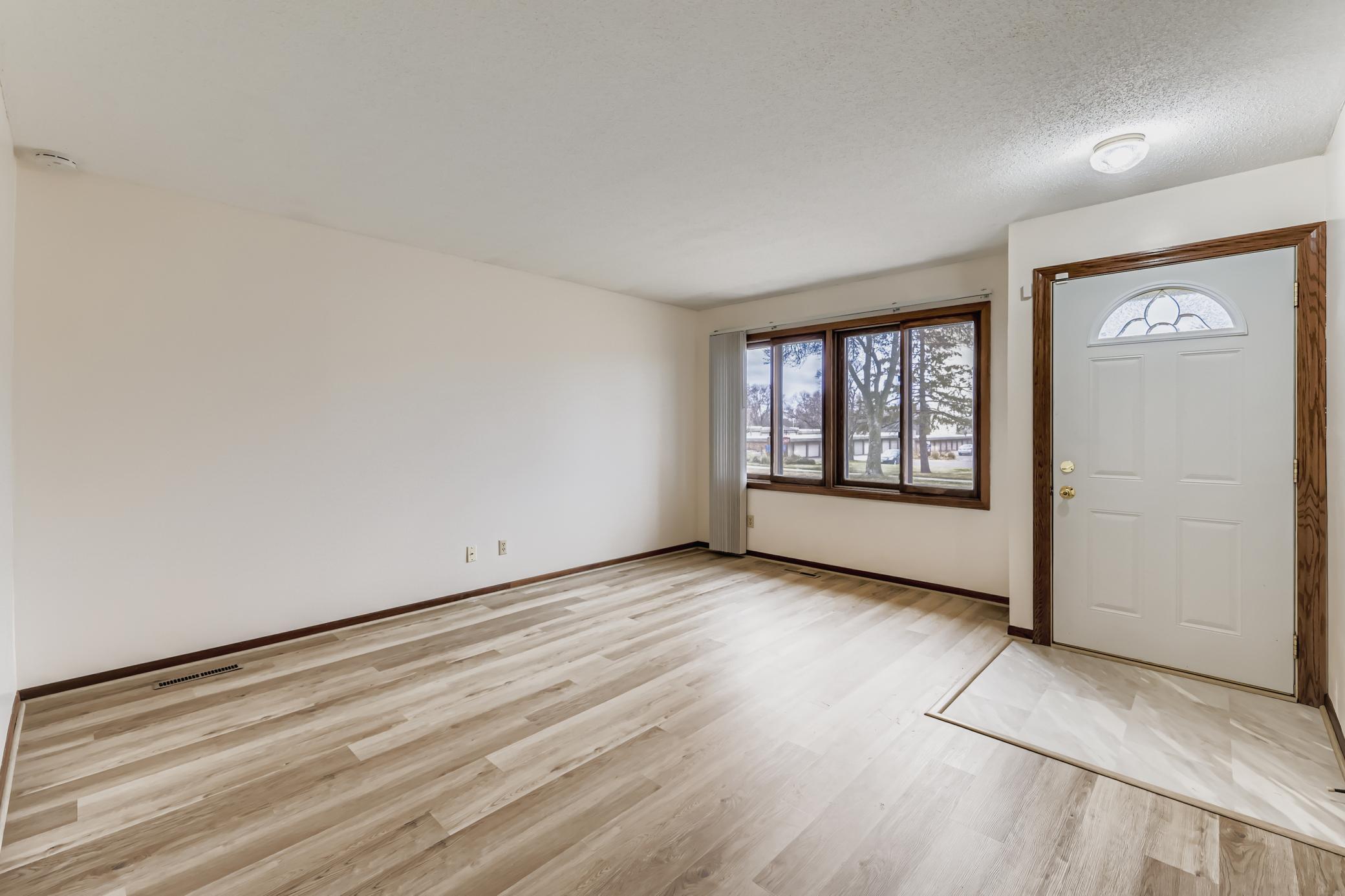 2816 Hillsboro Avenue North New Hope, MN 55427 - Photo 2 of 33