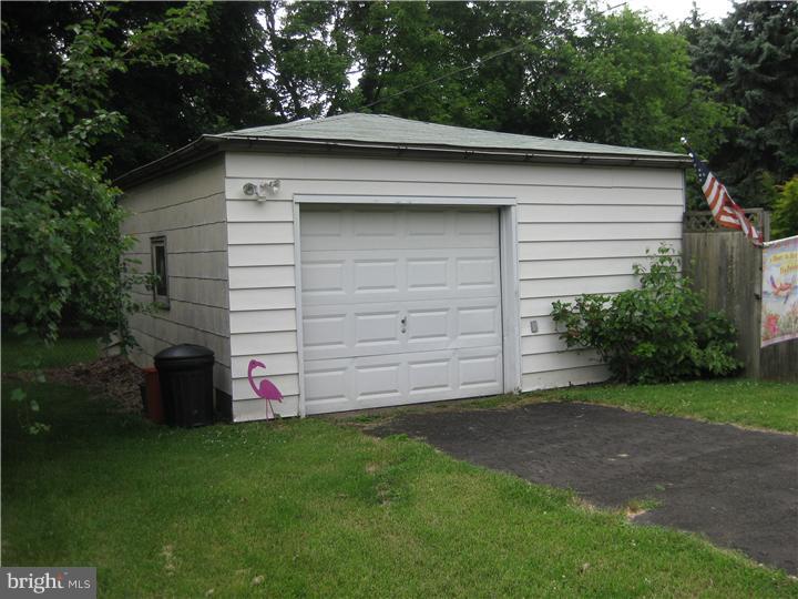 3845 Davisville Road Hatboro, PA 19040 - Photo 5 of 16 Garage