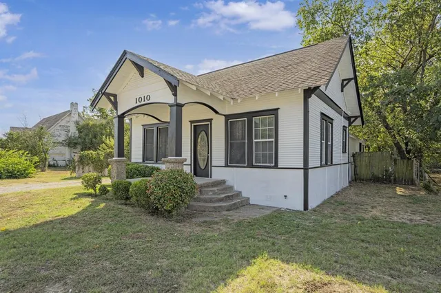 a view of a house with backyard and garden