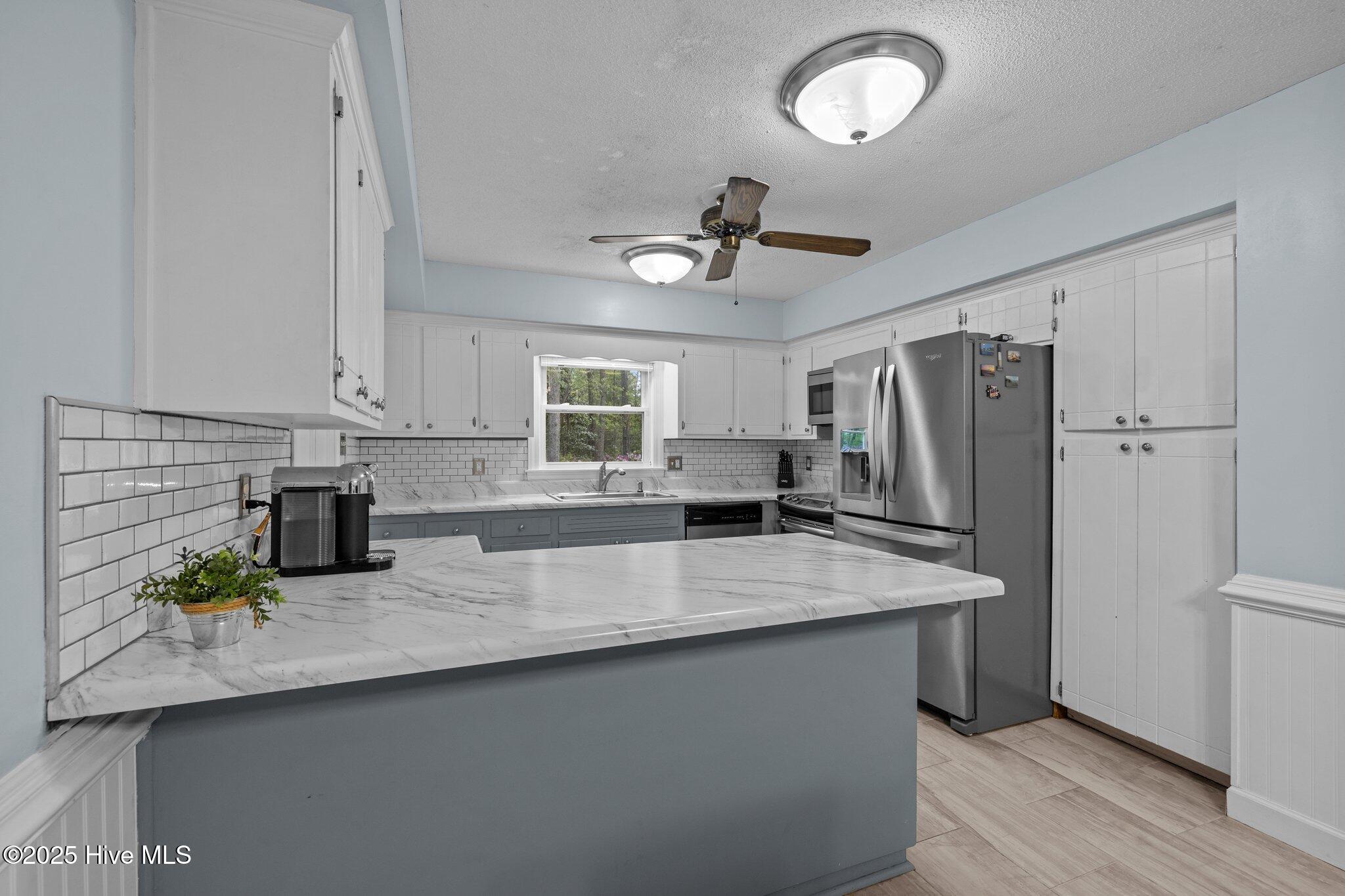 307 Little Rossie Road New Bern, NC 28560 - Photo 11 of 52 kitchen breakfast bar