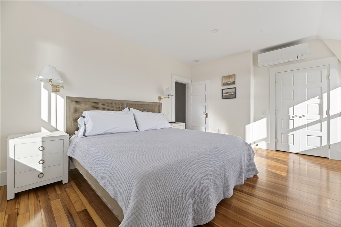 47 Longfellow Road Jamestown, RI 02835 - Photo 20 of 34 Main House- King Bed