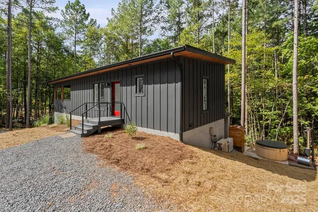 a view of a house with backyard and trees