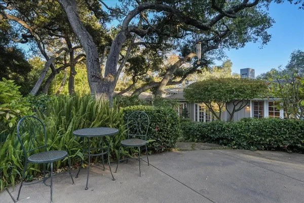 a view of a chairs and table in backyard