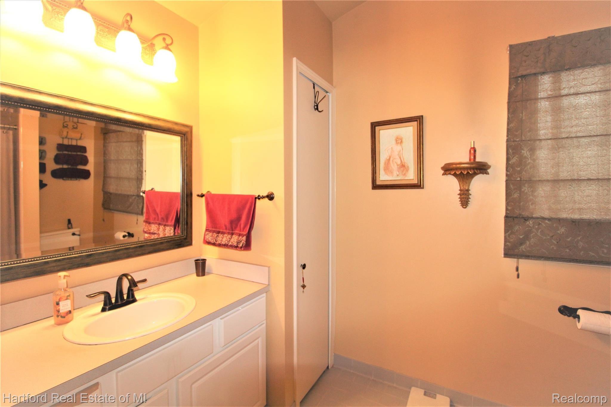 21507 Ruth Street Farmington, MI 48336 - Photo 11 of 21 IMG_5010 (2).JPG