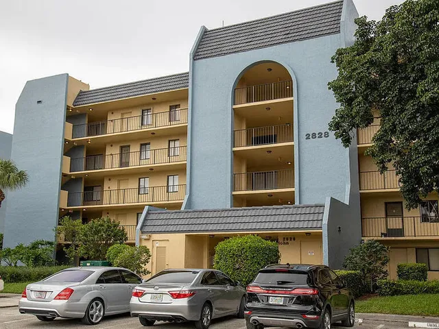 $2,050 | 2828 Tennis Club Drive, Unit 403, West Palm Beach, FL 33417