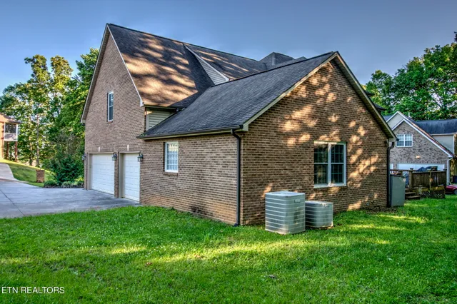 $669,500 | 3345 Whispering Oaks Drive, Knoxville, TN 37938