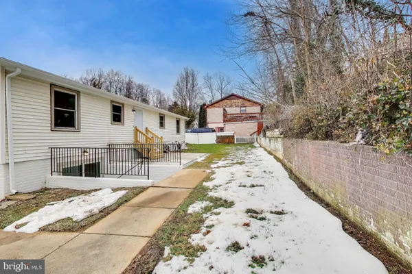 a view of back yard of the house