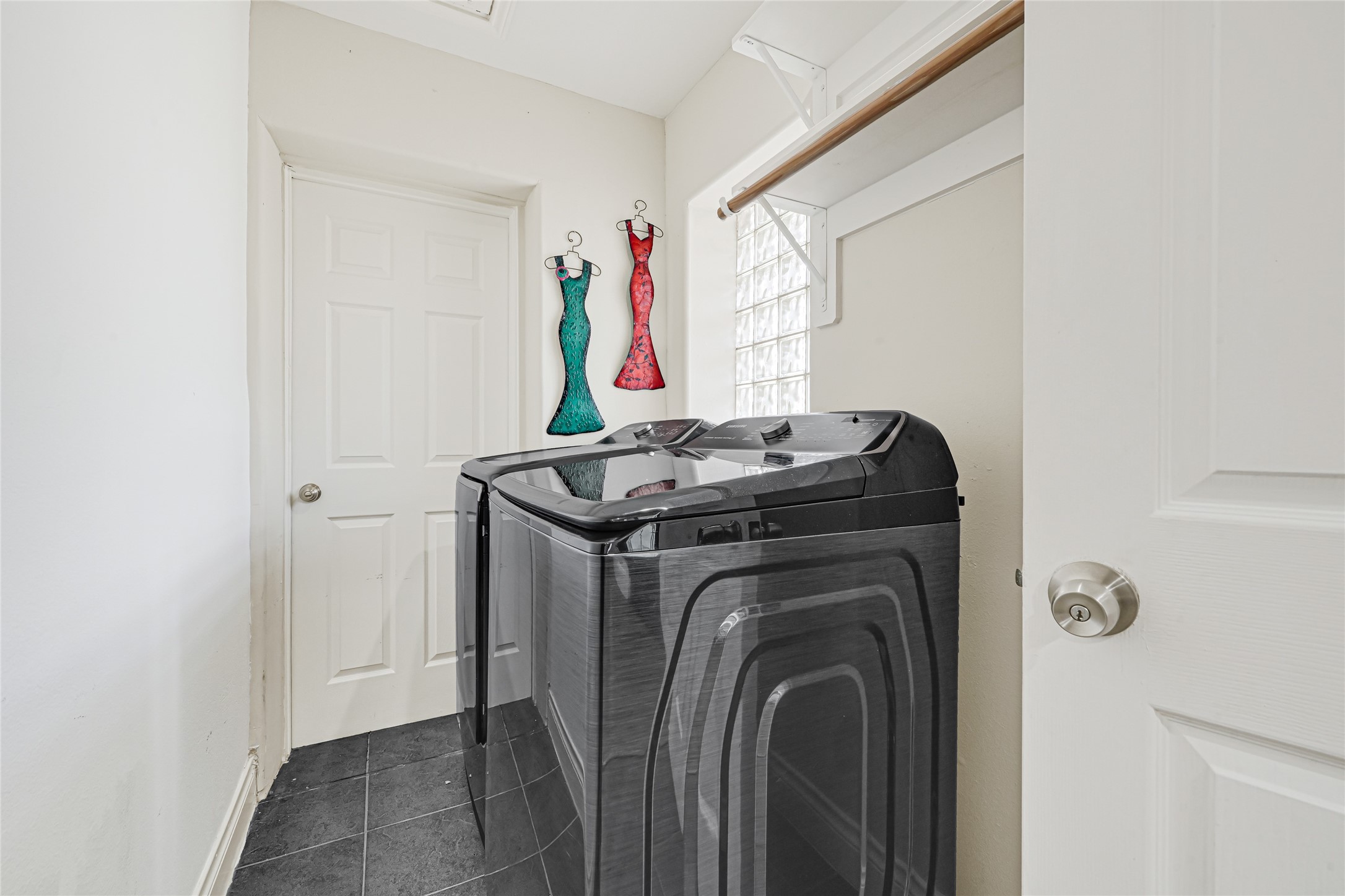 2809 Tooke Street, Unit B Houston, TX 77023 - Photo 9 of 15 Full size washer and dryer included
