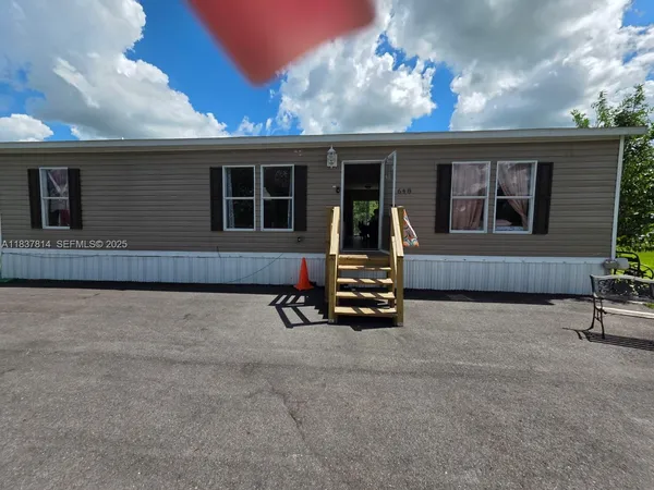 $460,000 | 648 Avenida Del Sur, Clewiston, FL 33440