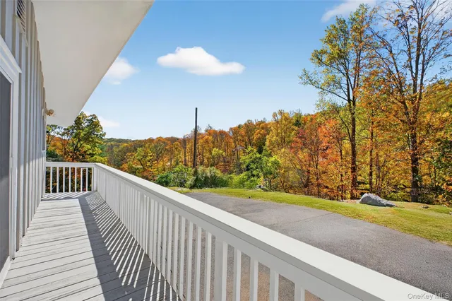 a view of a house with backyard and garden