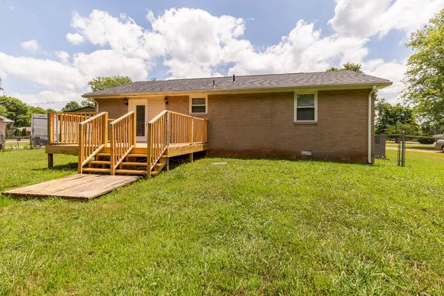 a view of a house with a yard