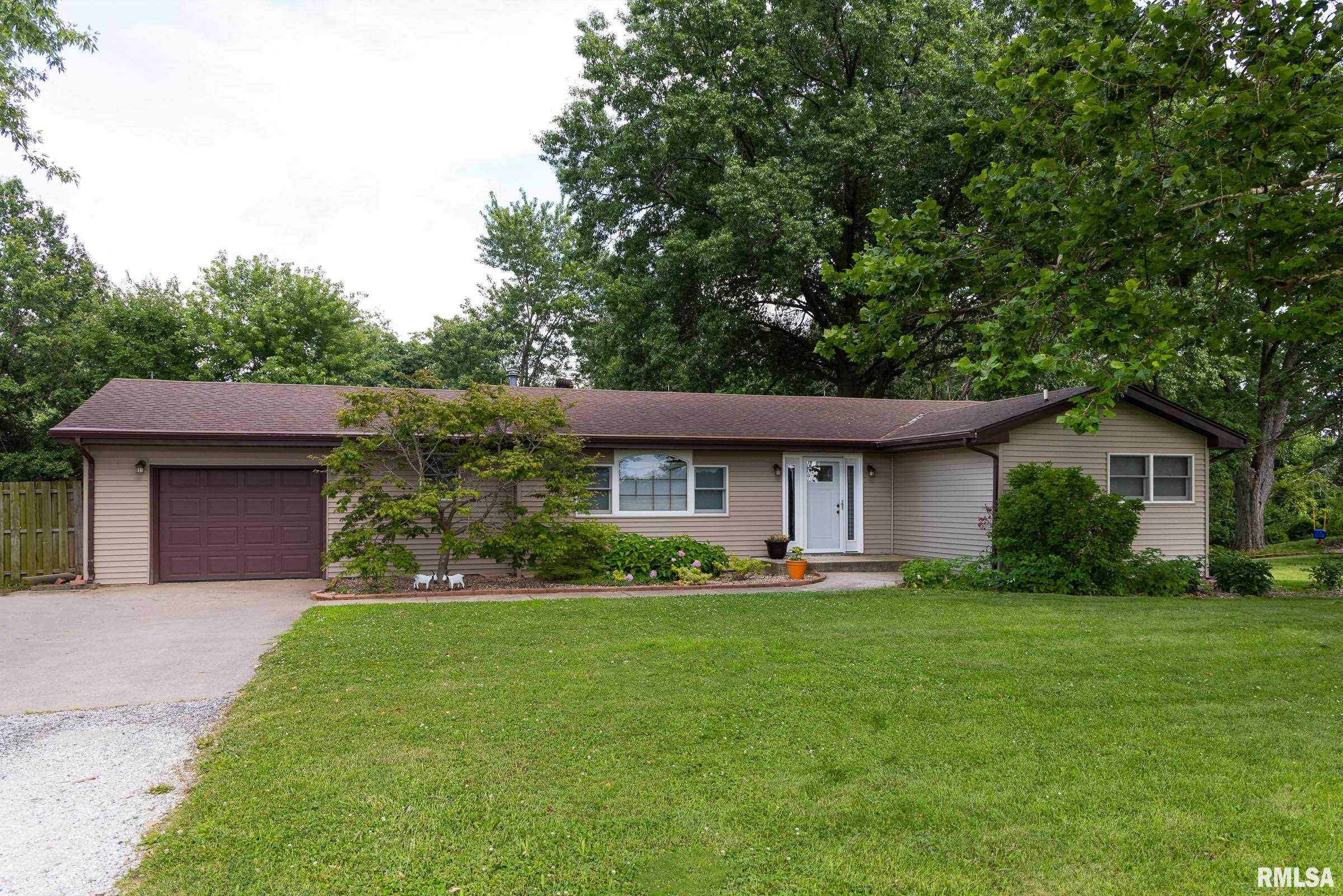 319 Robin Road Macomb, IL 61455 - Photo 1 of 34