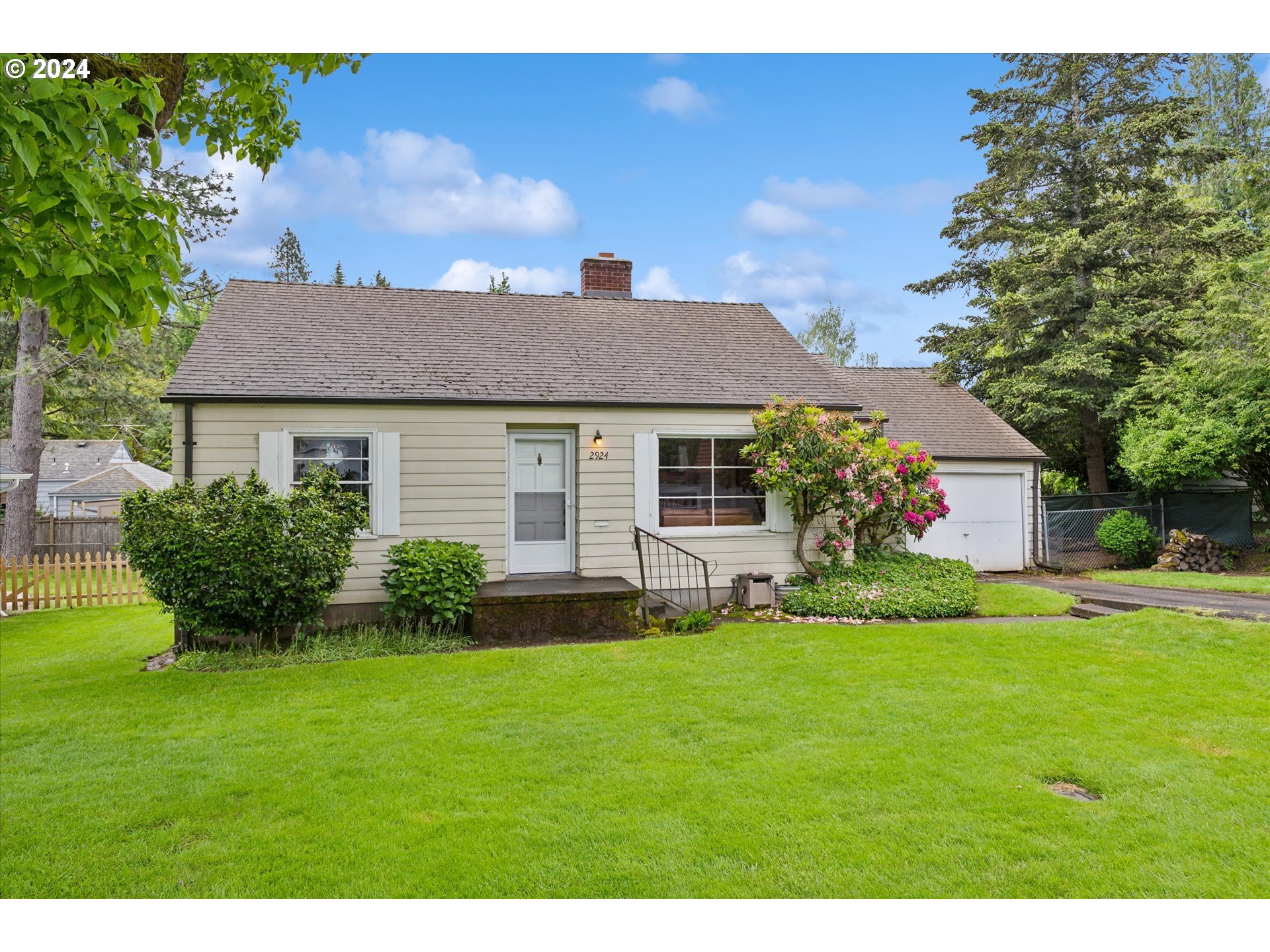 2924 Southwest Custer Street Portland, OR 97219 - Photo 2 of 37 Gallery Image 2