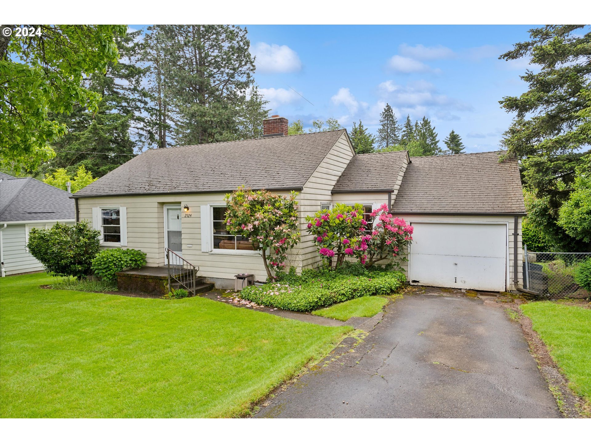 2924 Southwest Custer Street Portland, OR 97219 - Photo 4 of 37 Gallery Image 4