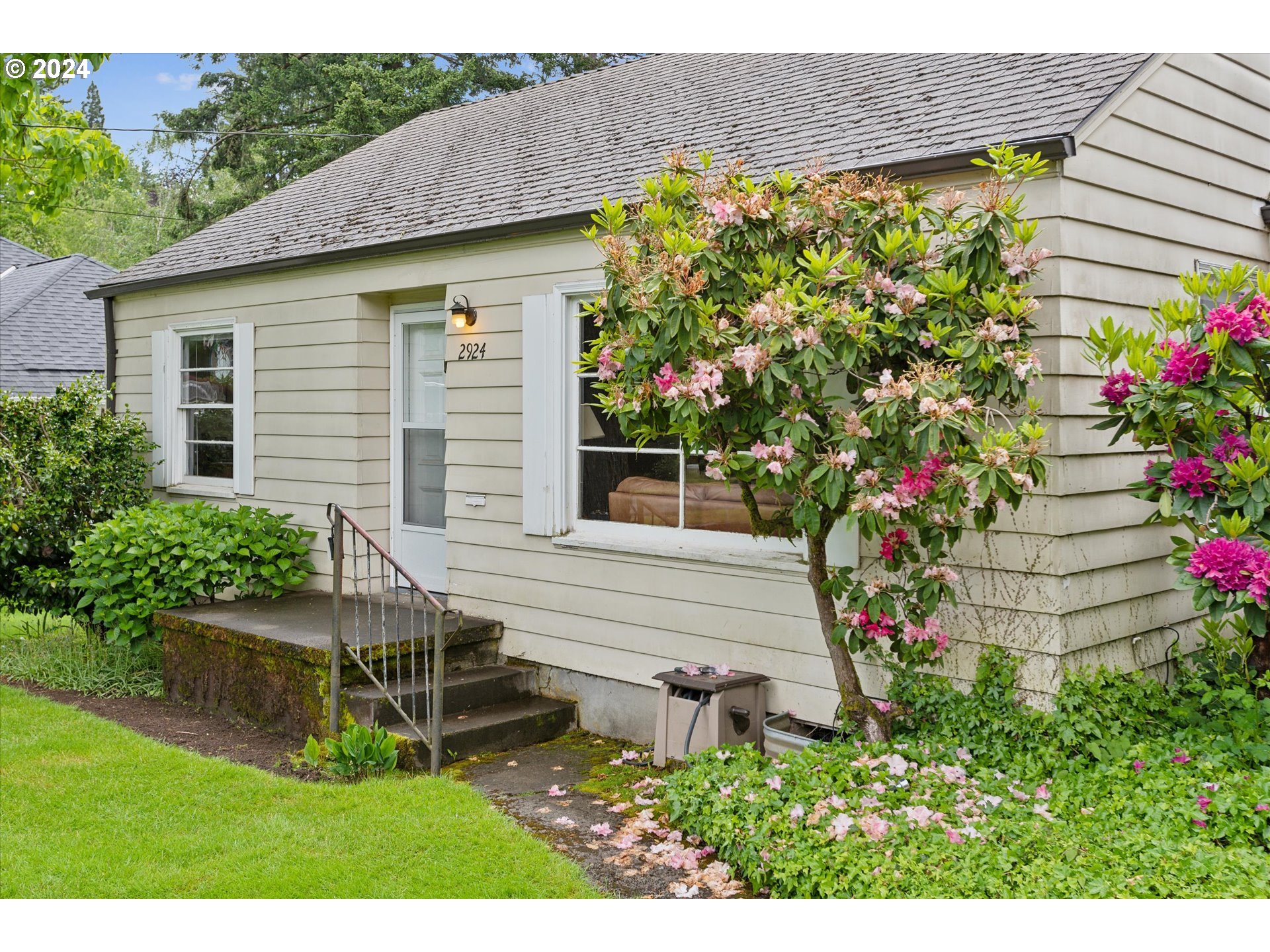 2924 Southwest Custer Street Portland, OR 97219 - Photo 7 of 37 Gallery Image 7