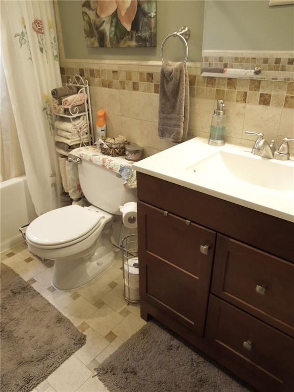 2043 Borland Road Pittsburgh, PA 15243 - Photo 11 of 24 Updated full bathroom on 1st floor - looks great! Ceramic tile on floors, walls and bathtub surround.