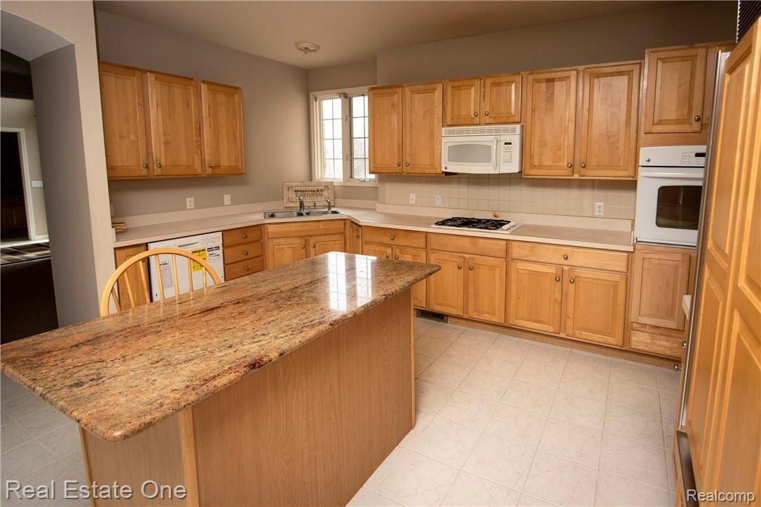 1305 Kentfield Drive Rochester, MI 48307 - Photo 7 of 38 CKR_1305Kirkfield_6627.jpg