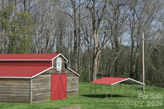 a view of a yard in front of house