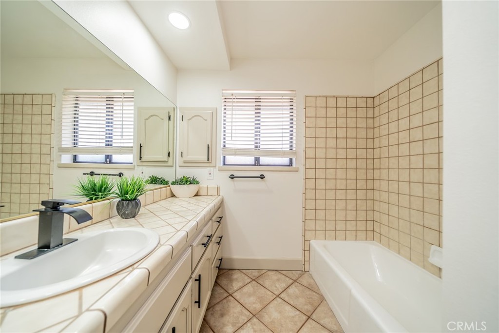 13786 Crow Road Apple Valley, CA 92307 - Photo 36 of 59 13786 Crow Rd Nugent Group Guest bathroom