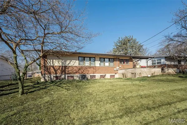 $234,900 | 1610 Horseshoe Drive, Florissant, MO 63033