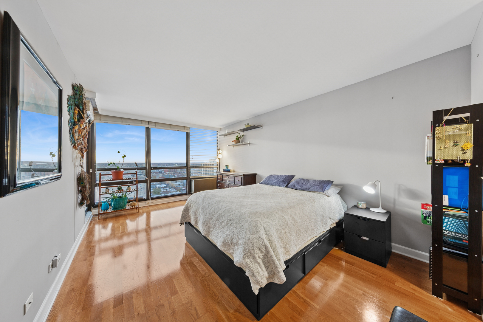 3150 North Sheridan Road, Unit 25CD Chicago, IL 60657 - Photo 8 of 28 a spacious bedroom with a bed and a view of kitchen