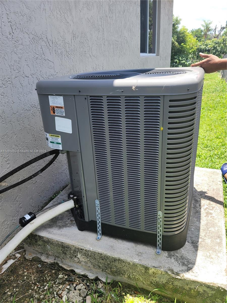 Florida City Florida City, FL 33034 - Photo 6 of 7 a backyard of a house