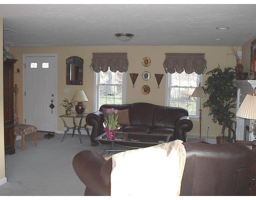 83 Hartness Road Sutton, MA 01590 - Photo 4 of 6