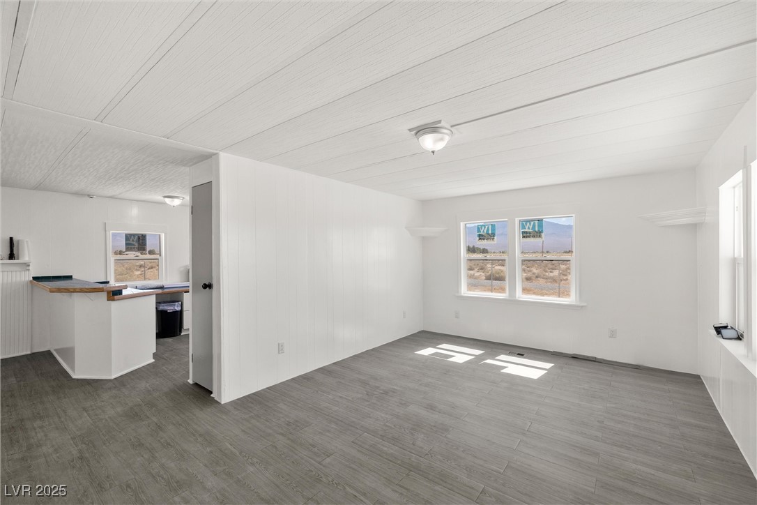 2150 West Harris Farm Road Pahrump, NV 89060 - Photo 14 of 33 Living room and kitchen