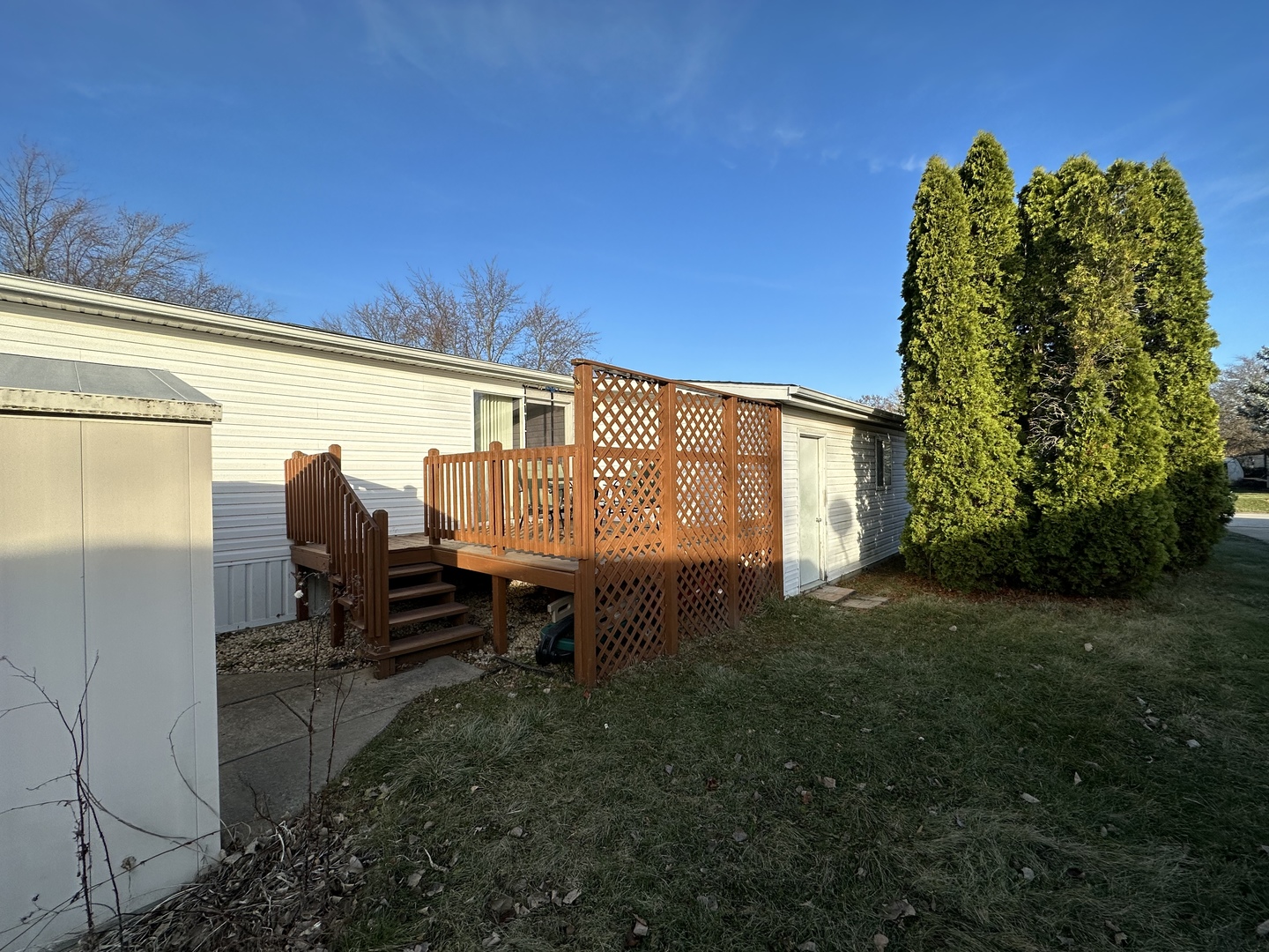 286 Blackthorn Road Matteson, IL 60443 - Photo 23 of 28 a backyard of a house with table and chairs