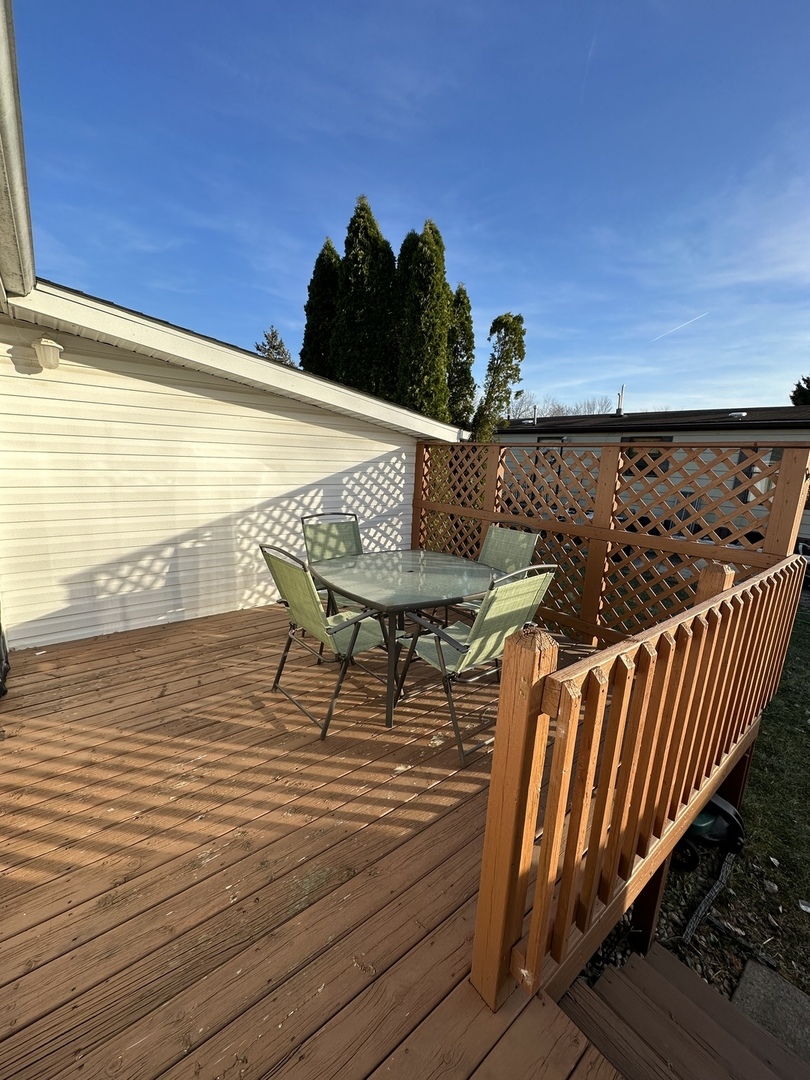 286 Blackthorn Road Matteson, IL 60443 - Photo 24 of 28 a view of a balcony with two chairs