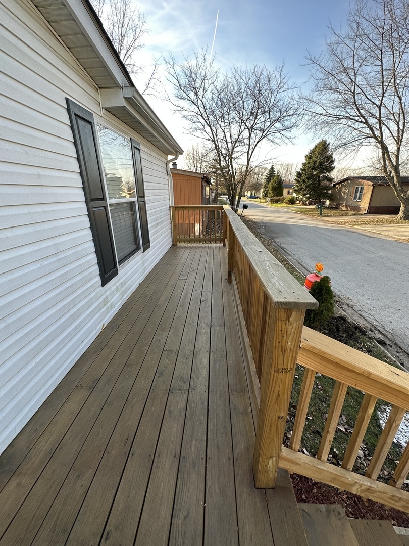 286 Blackthorn Road Matteson, IL 60443 - Photo 5 of 28 a view of deck with wooden floor and outdoor seating