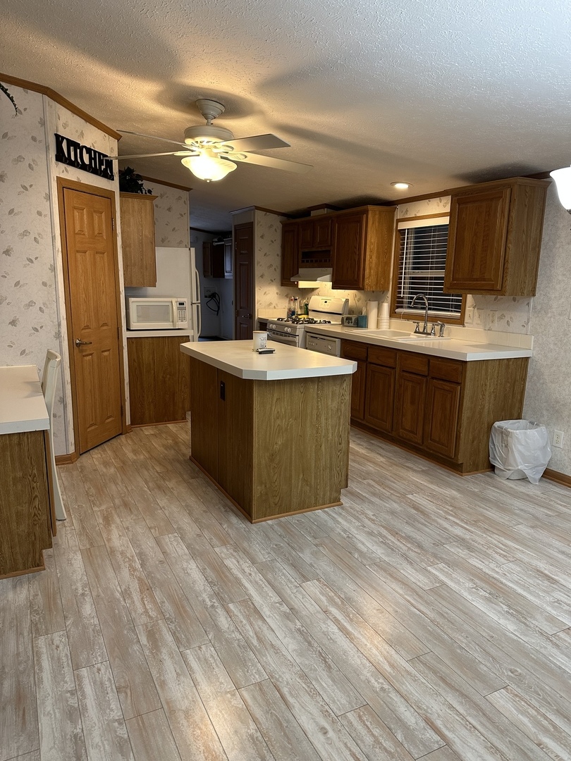 286 Blackthorn Road Matteson, IL 60443 - Photo 10 of 28 a large kitchen with stainless steel appliances granite countertop a large counter top and wooden floors