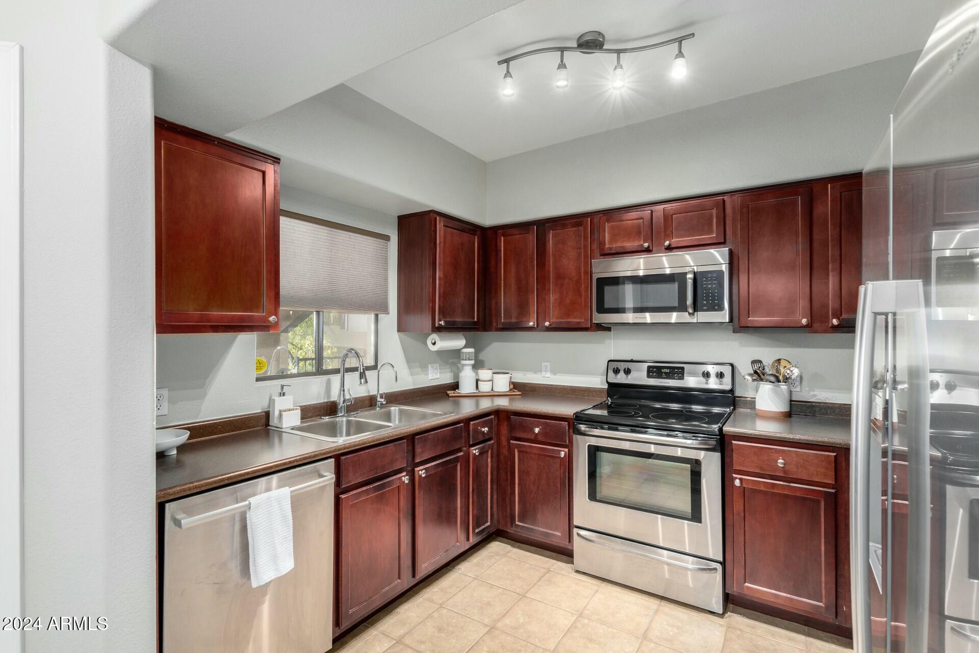 15095 North Thompson Peak Parkway, Unit 3099 Scottsdale, AZ 85260 - Photo 9 of 26 Kitchen