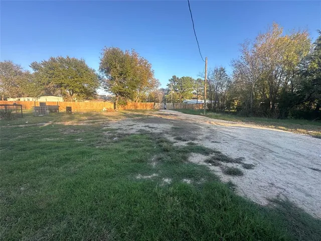 a view of a yard with a house