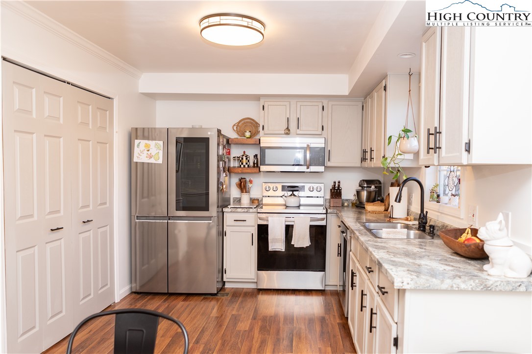 725 Joe Shoemaker Road Vilas, NC 28692 - Photo 13 of 22 Gallery Image 13