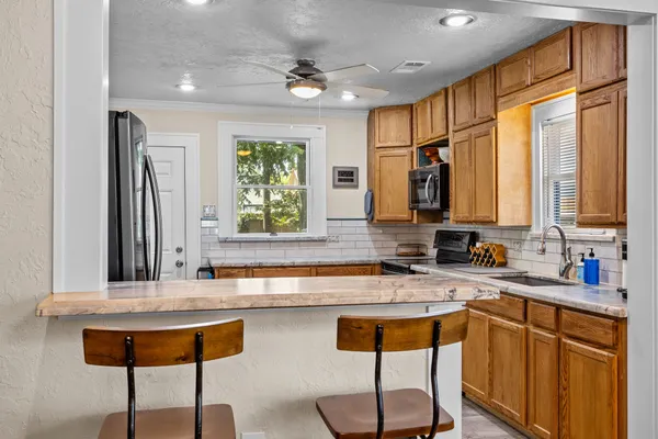 $2,000 | 1526 Lawson Street, Houston, TX 77023