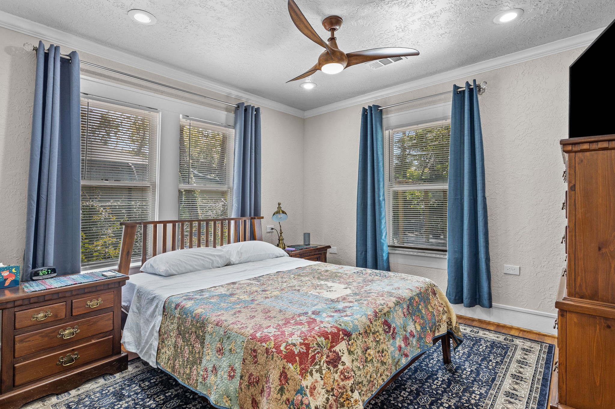 1526 Lawson Street Houston, TX 77023 - Photo 14 of 25 a bedroom with a large bed and a window