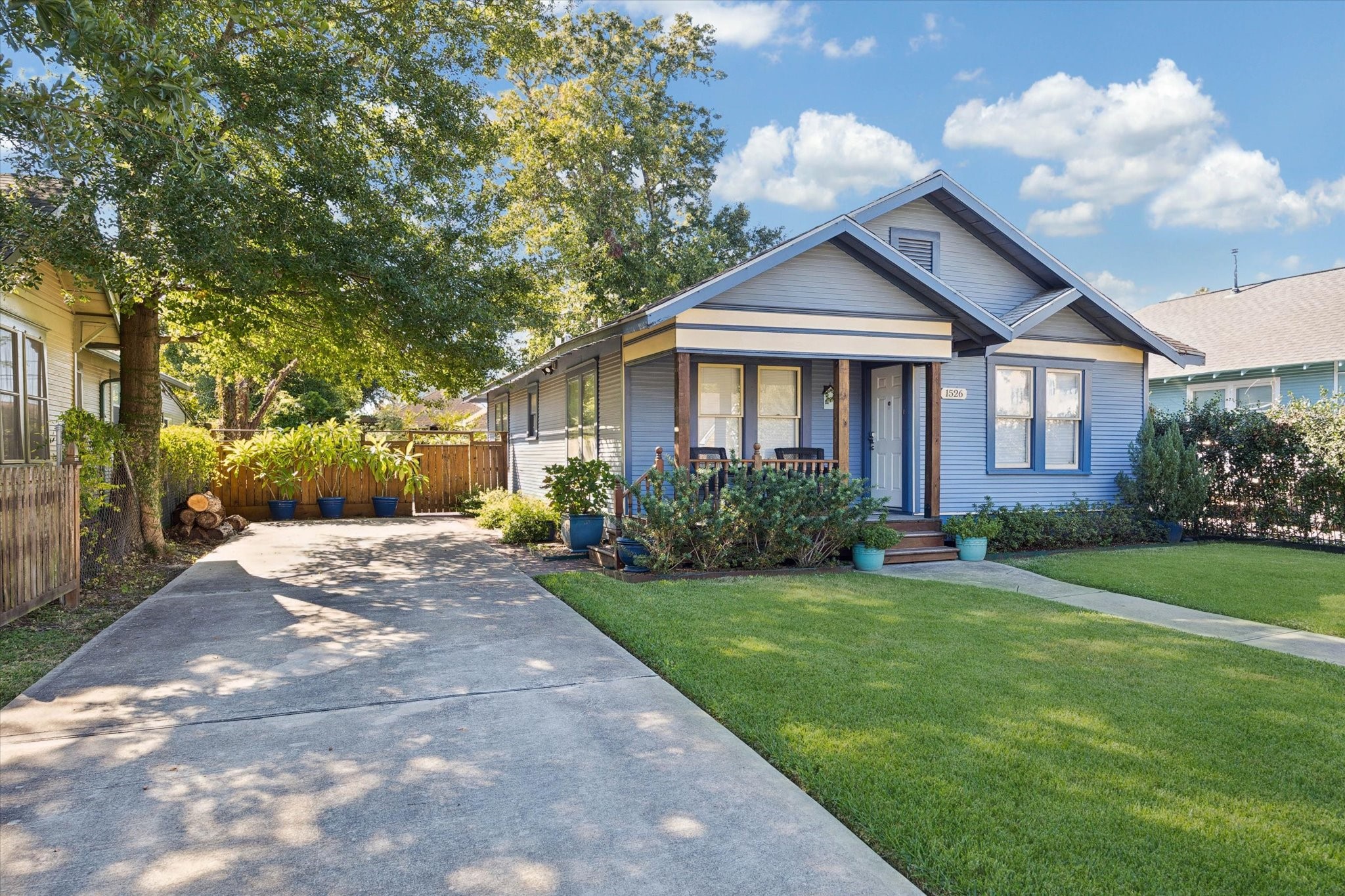 1526 Lawson Street Houston, TX 77023 - Photo 2 of 25 a front view of a house with garden