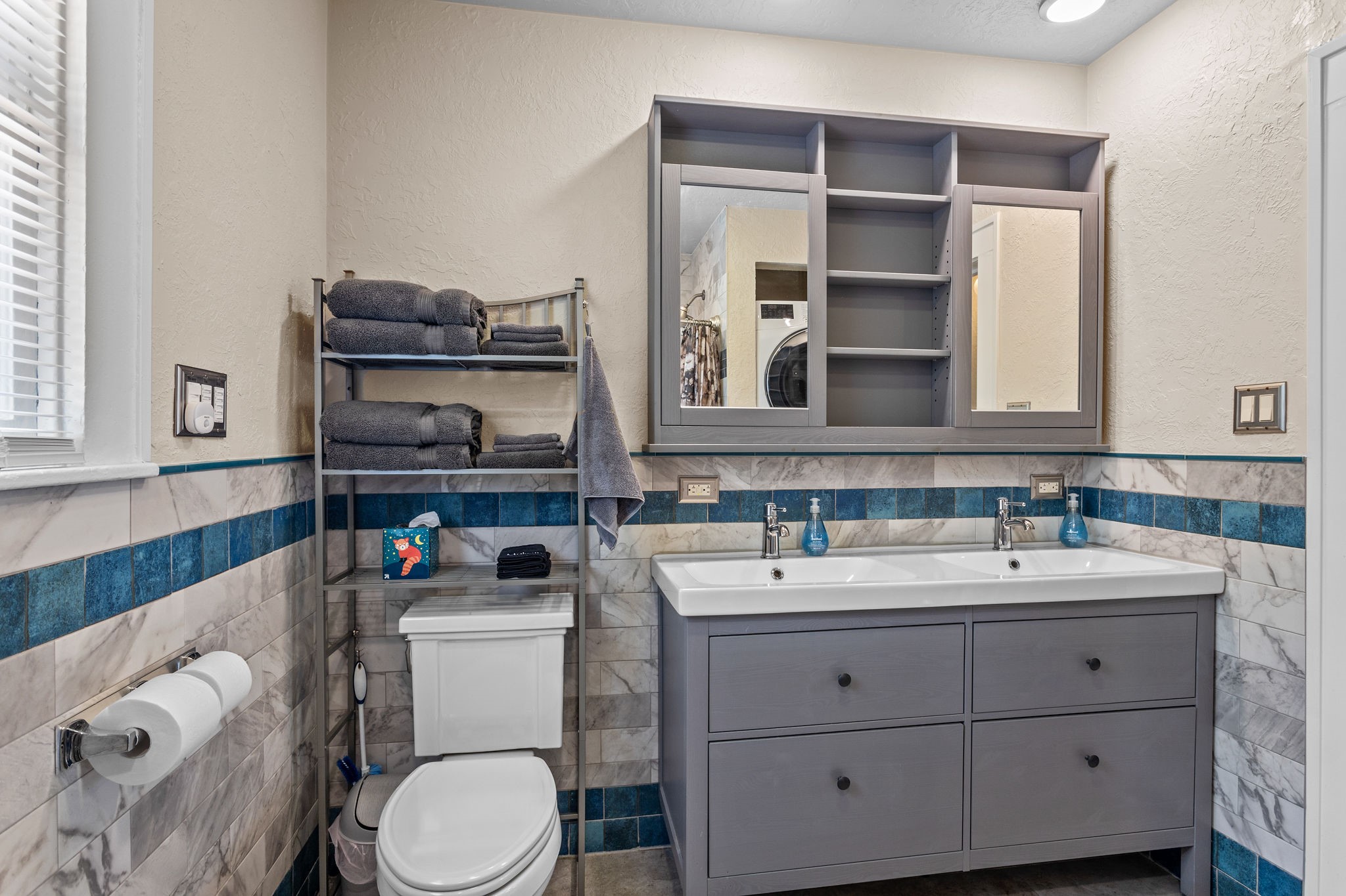 1526 Lawson Street Houston, TX 77023 - Photo 10 of 25 a bathroom with a sink toilet and a mirror
