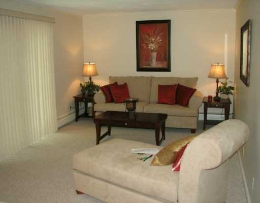 400 New River Road, Unit 607 Lincoln, RI 02838 - Photo 3 of 5 Living Room.