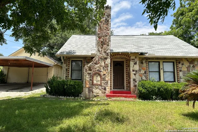 $1,595 | 816 South Austin Street, Seguin, TX 78155