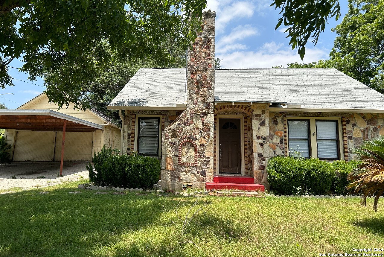816 South Austin Street Seguin, TX 78155 - Photo 1 of 19