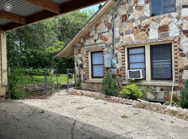 $1,395 | 816 South Austin Street, Seguin, TX 78155