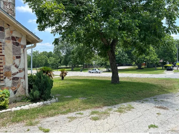 $1,395 | 816 South Austin Street, Seguin, TX 78155